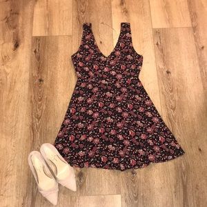Adorable v neck mini dress 👗